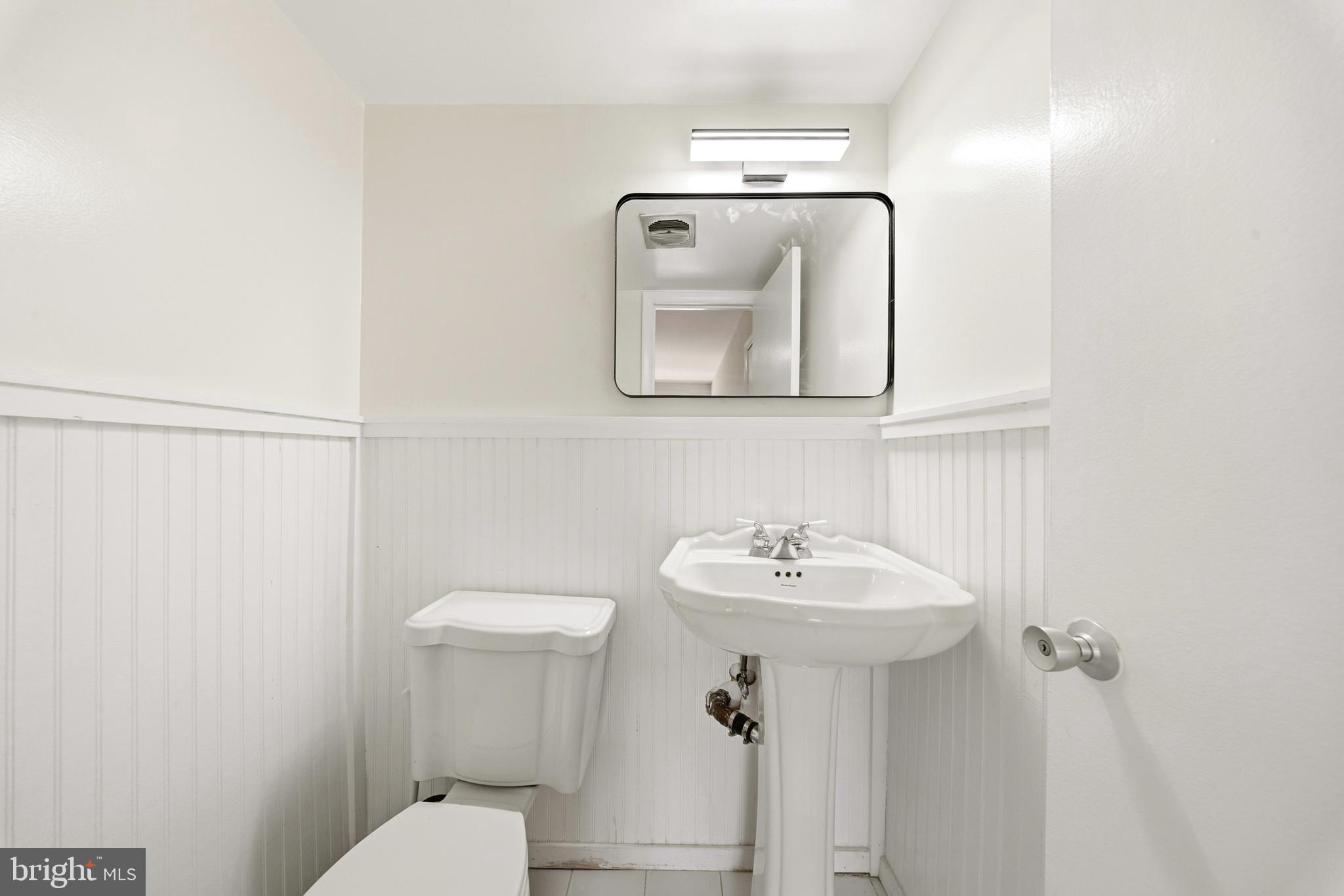 2202 Greenery Lane, Unit 30122 Silver Spring, MD 20906 - Photo 19 of 33 Primary Half Bathroom
