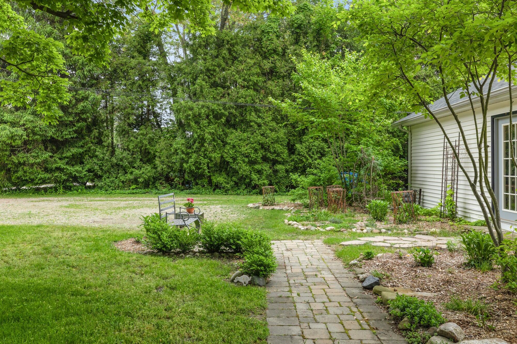14913 Lakeside Road Lakeside, MI 49116 - Photo 15 of 17 18_14913LakesideRd_2011_MRED_2000x1333