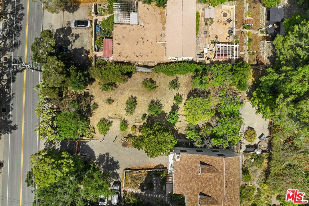 819 Cheltenham Road Santa Barbara, CA 93105 - Photo 5 of 6 a view of a garden with plants