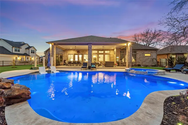 a view of a swimming pool with seating space
