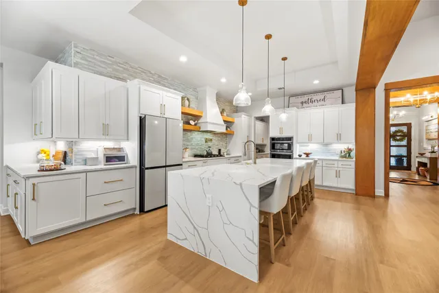 a large kitchen with kitchen island a large island in it