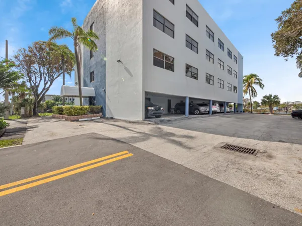 $1,695 | 105 South Riverside Drive, Unit 204, Pompano Beach, FL 33062