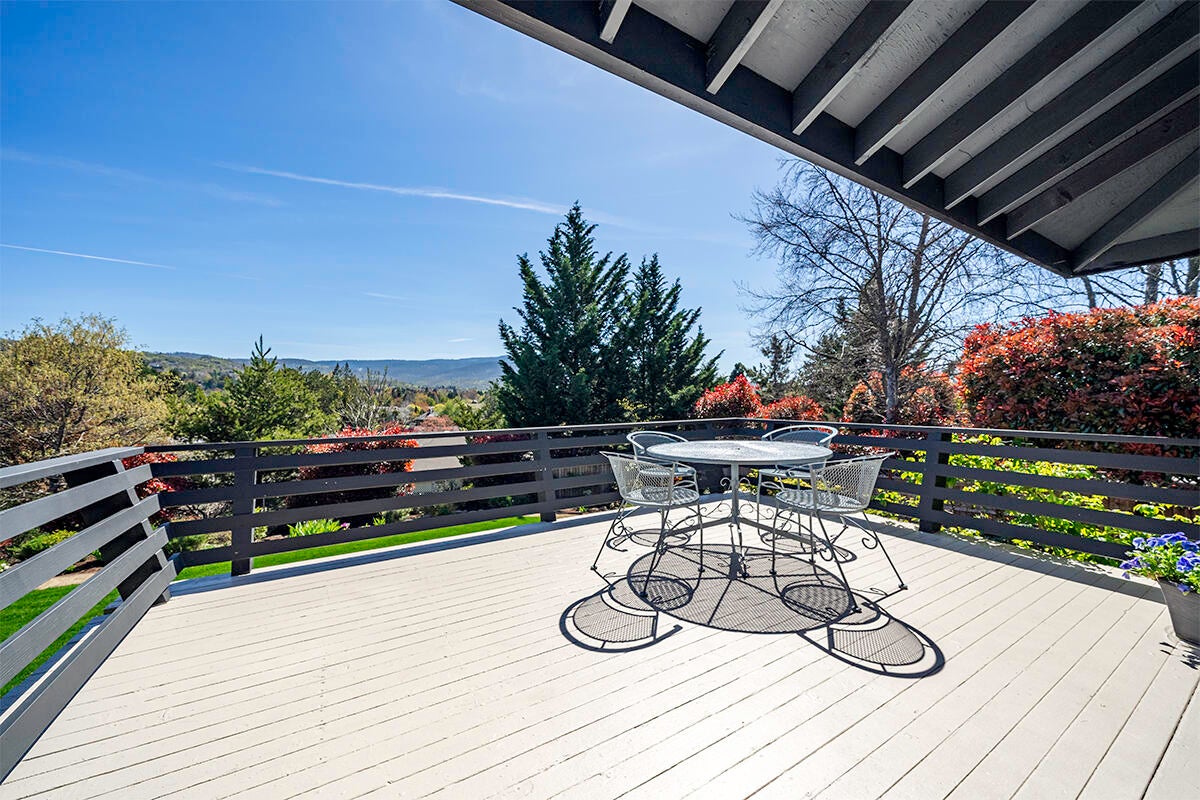 113 South Foothill Road Medford, OR 97504 - Photo 5 of 32 DSC07865-HDR-Edit