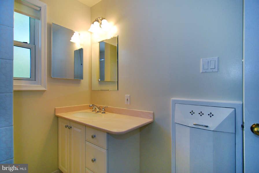 5916 Flanders Street Springfield, VA 22150 - Photo 17 of 30 Bath