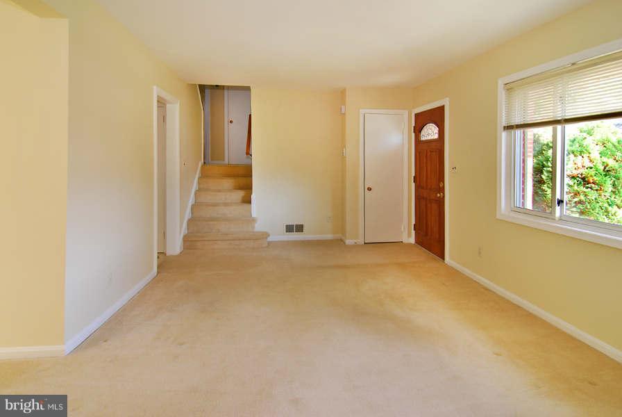 5916 Flanders Street Springfield, VA 22150 - Photo 5 of 30 Living Room