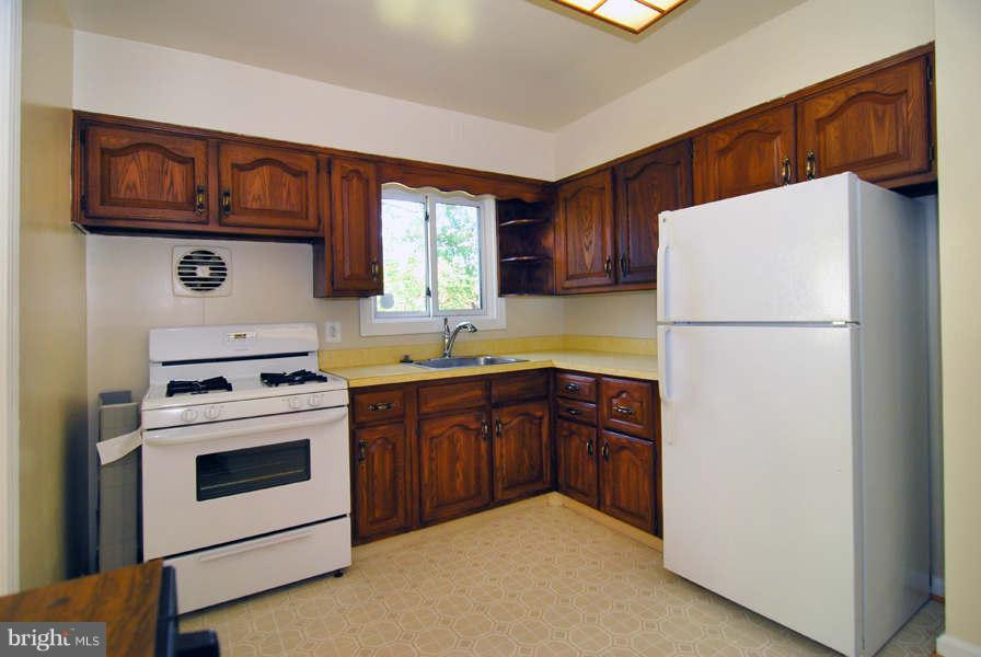 5916 Flanders Street Springfield, VA 22150 - Photo 6 of 30 Kitchen