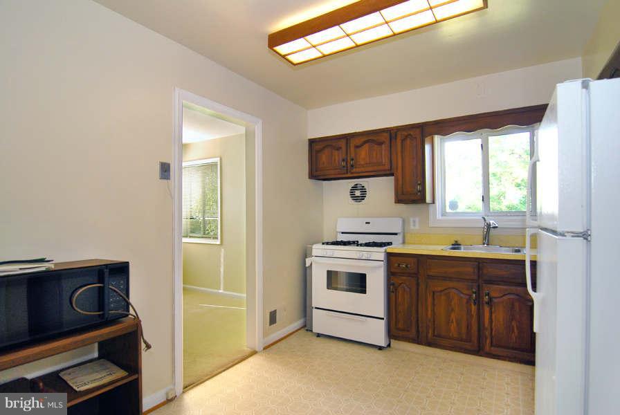 5916 Flanders Street Springfield, VA 22150 - Photo 7 of 30 Kitchen
