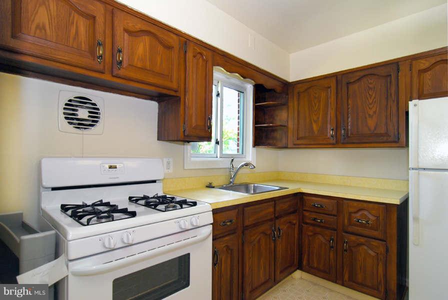 5916 Flanders Street Springfield, VA 22150 - Photo 8 of 30 Kitchen