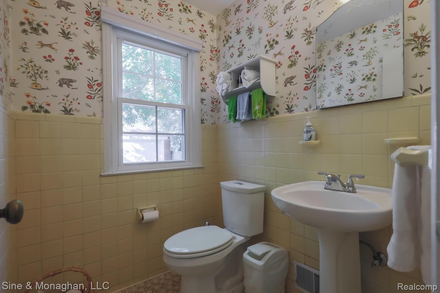 1179 Whittier Road Grosse Pointe, MI 48230 - Photo 21 of 59 1179 Whittier HALF BATH.jpg