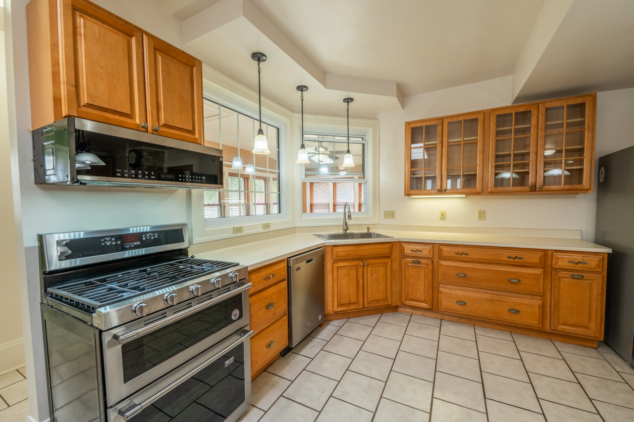 809 Richards Avenue Watertown, WI 53094 - Photo 14 of 56 Beautiful Cabinetry