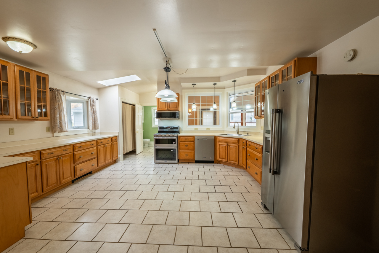 809 Richards Avenue Watertown, WI 53094 - Photo 15 of 56 Beautiful Cabinetry