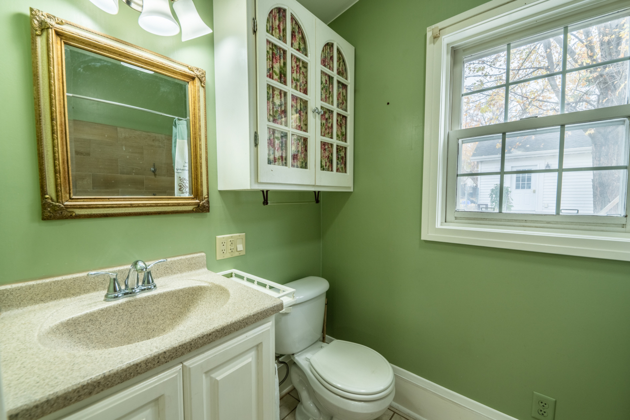 809 Richards Avenue Watertown, WI 53094 - Photo 19 of 56 Full Bath on Main Floor