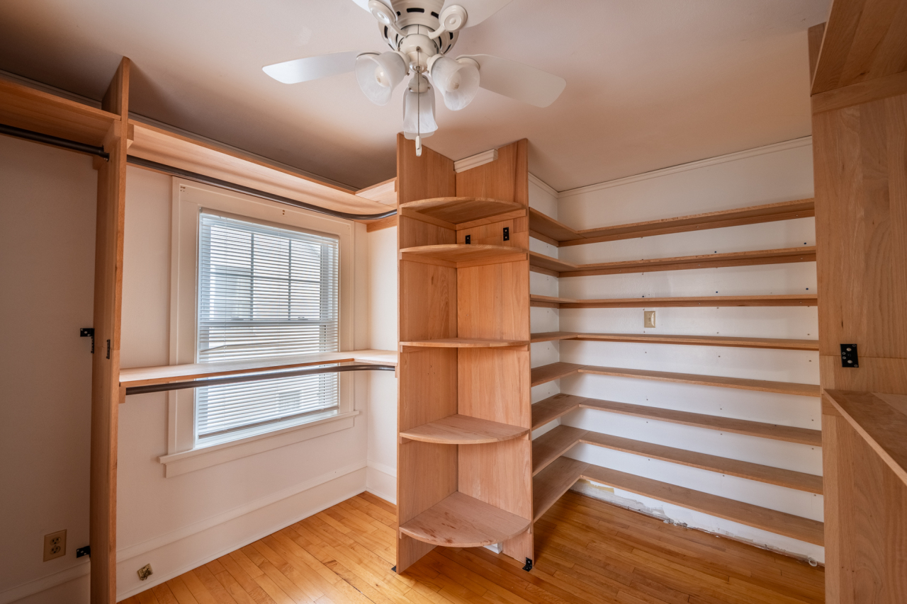 809 Richards Avenue Watertown, WI 53094 - Photo 29 of 56 Builtin Shelves