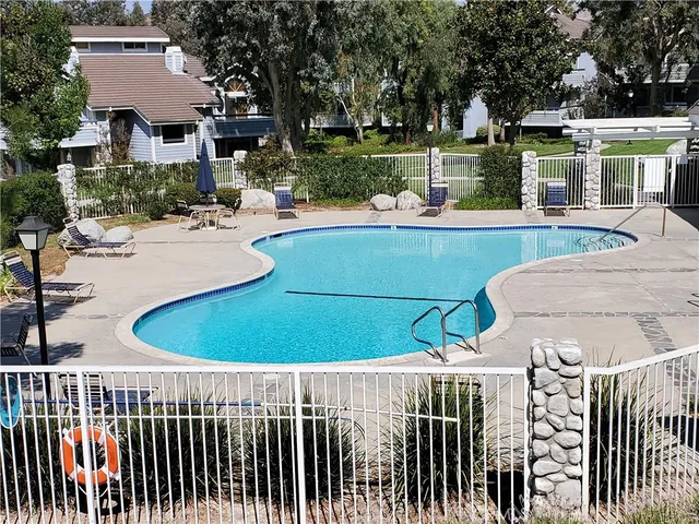 $2,850 | 26914 Rainbow Glen Drive, Unit 212, Canyon Country, CA 91351