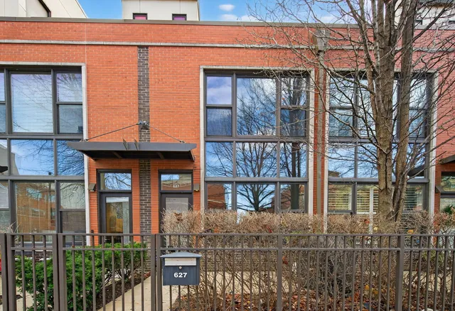$559,900 | 627 West Oak Street, Chicago, IL 60610