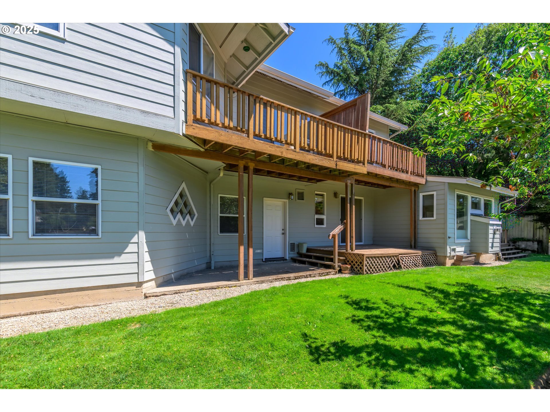 820 Park Terrace Eugene, OR 97404 - Photo 38 of 44 a front view of a house with garden and porch