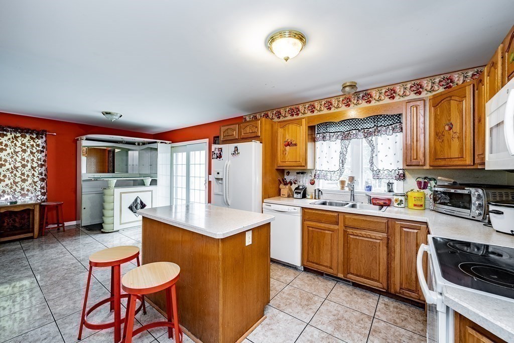 22 Hadley Court Springfield, MA 01119 - Photo 9 of 16 Gallery Image 9