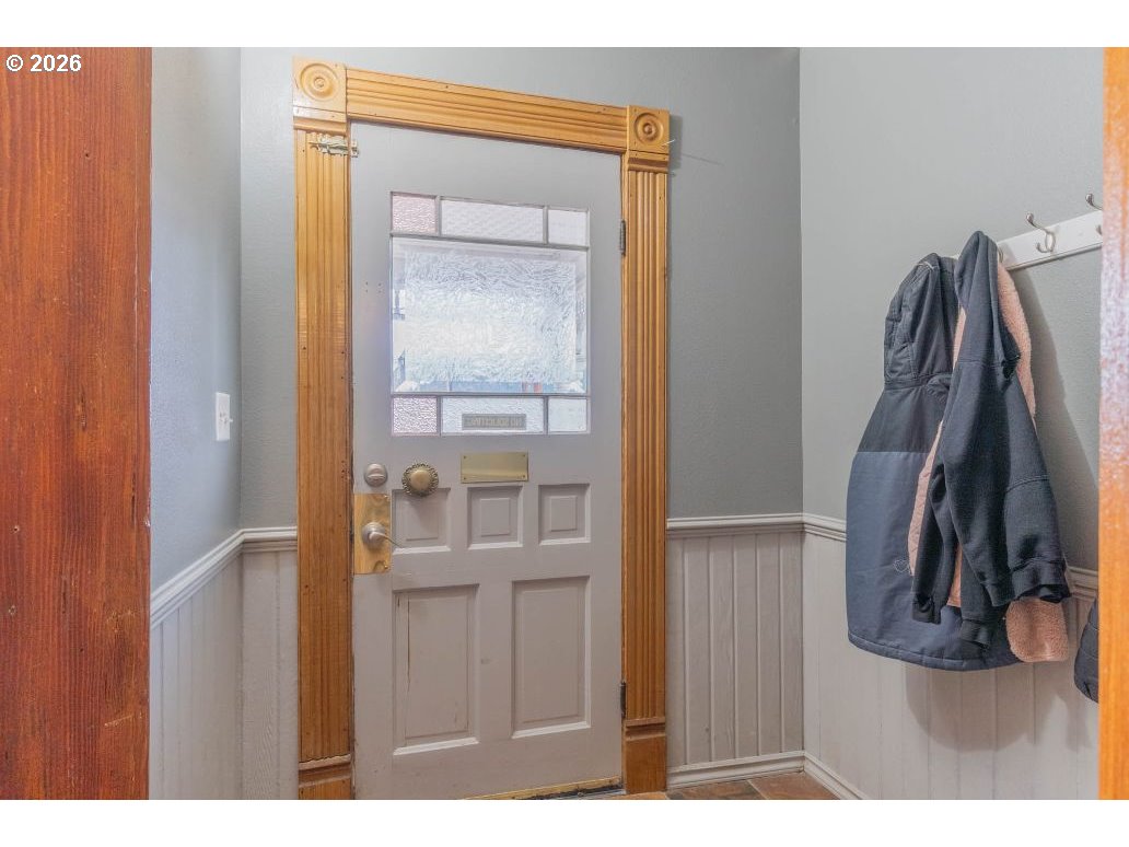 243 North Lane Street Cottage Grove, OR 97424 - Photo 2 of 22 a view of walk in closet