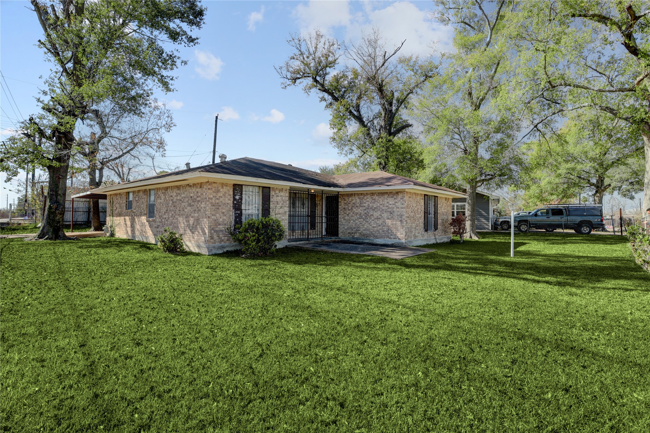 a view of a house with backyard and garden