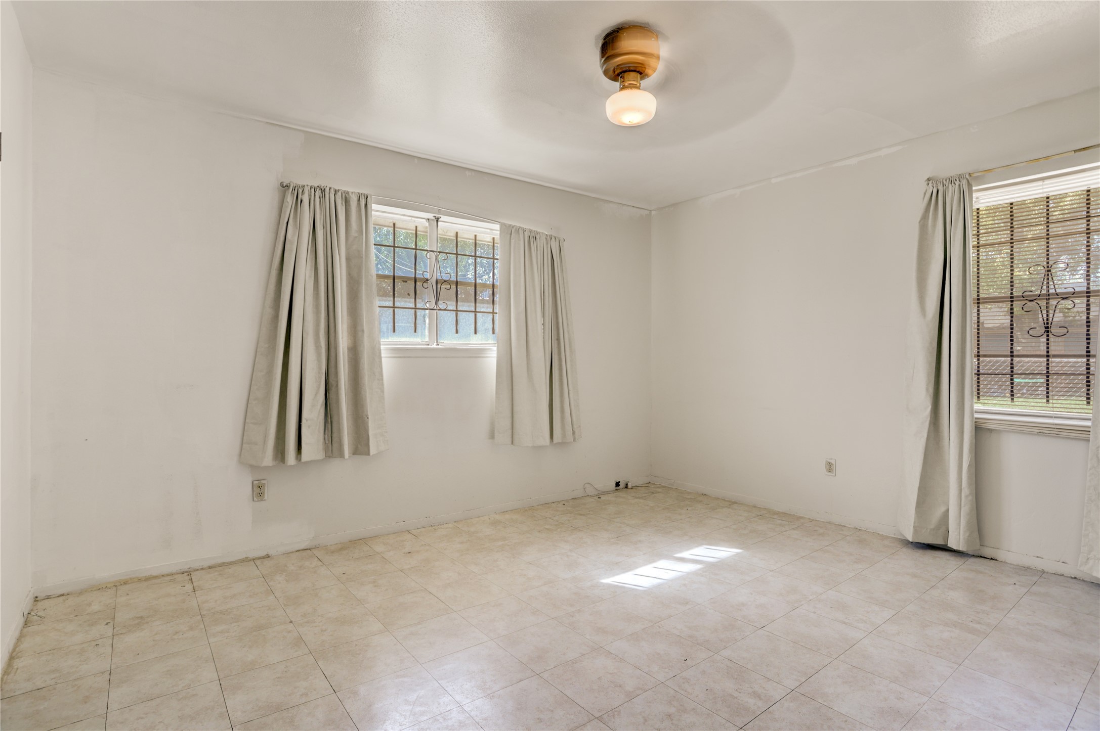 4422 Trigg Street Houston, TX 77093 - Photo 4 of 17 an empty room with windows
