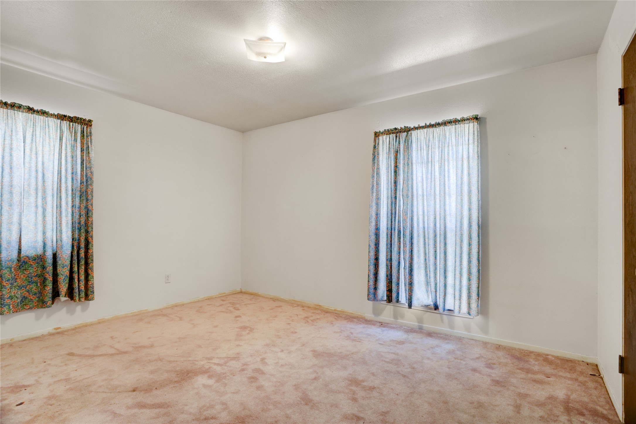 4422 Trigg Street Houston, TX 77093 - Photo 9 of 17 an empty room with windows