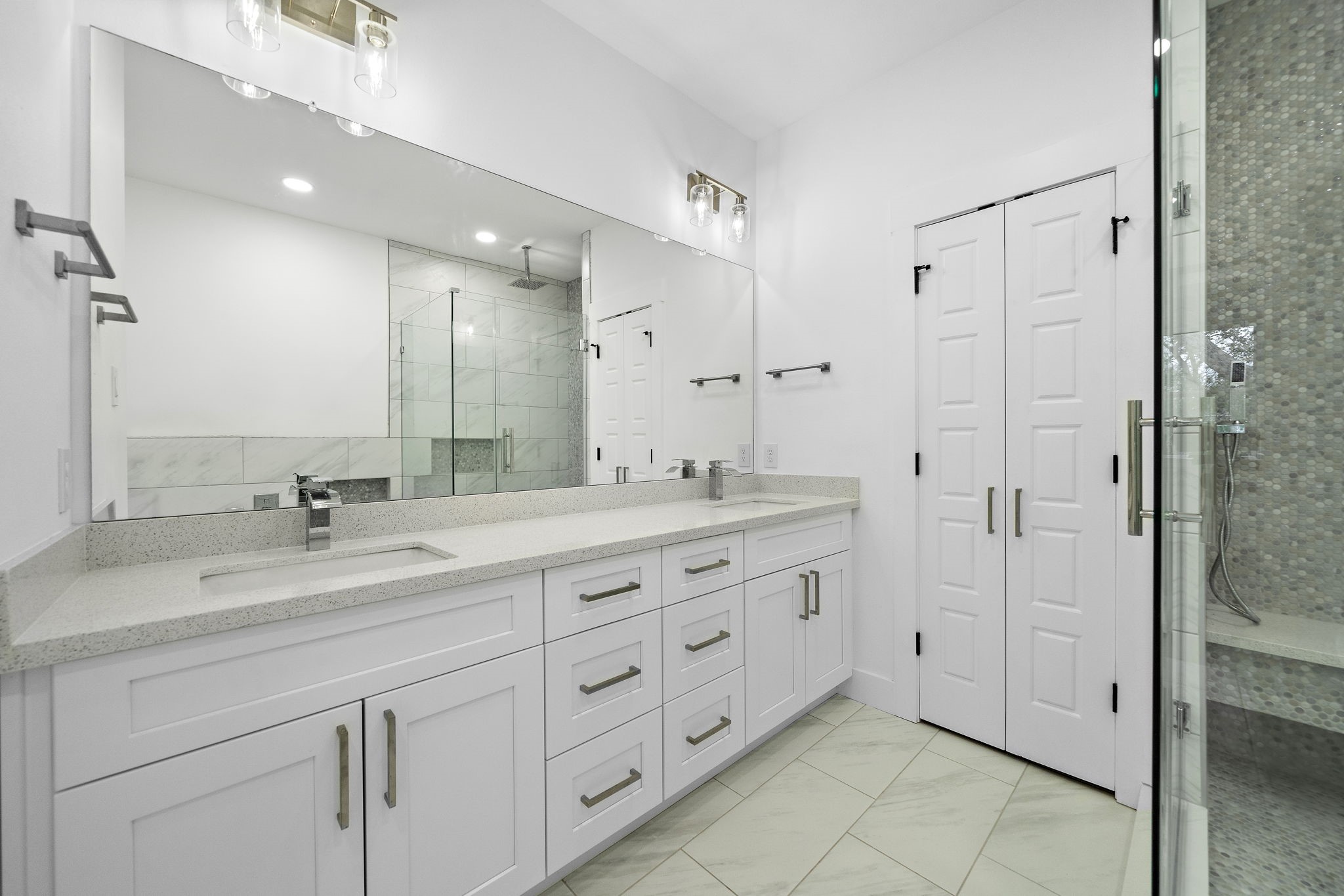 4012 Cetti Street Houston, TX 77009 - Photo 17 of 19 a bathroom with double sink and a mirror