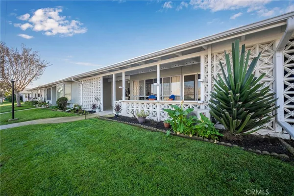 a front view of house with yard