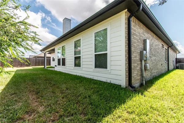 a view of a house with backyard