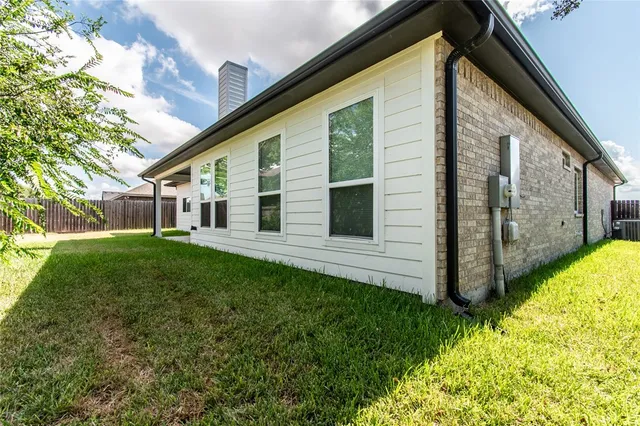 a view of a house with backyard