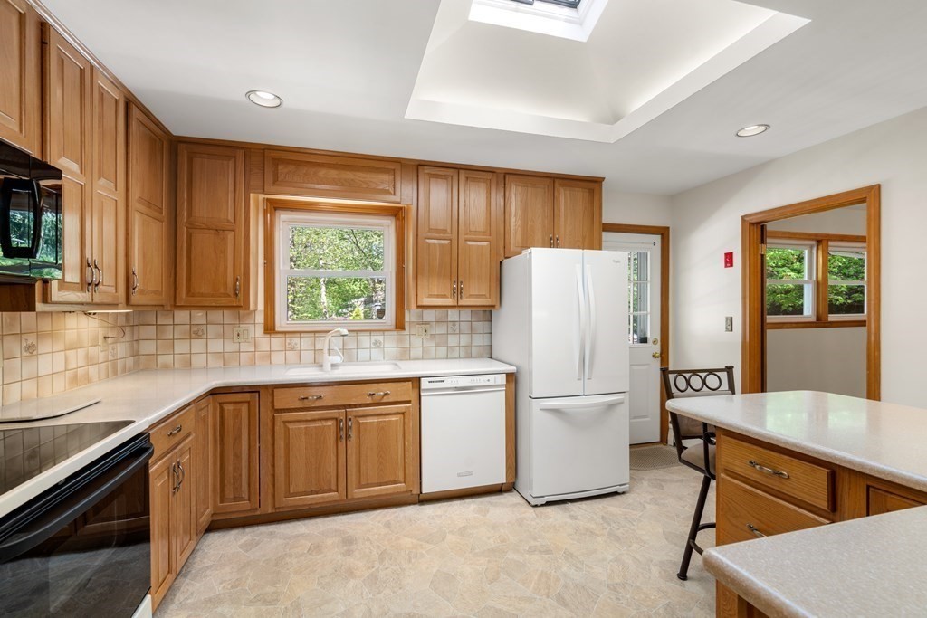 20 Leyton Road Norwood, MA 02062 - Photo 4 of 29 Gallery Image 4