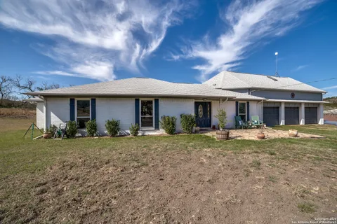 $599,000 | 8415 County Road 279, Rio Medina, TX 78066