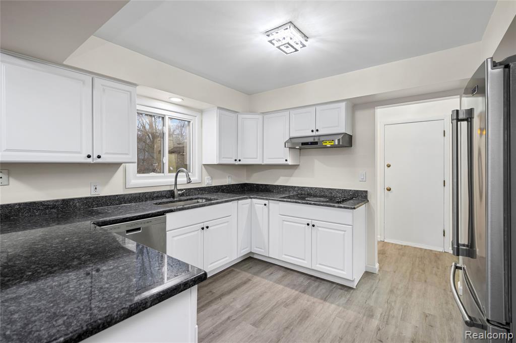 5738 Pebbleshire Road Bloomfield Hills, MI 48301 - Photo 12 of 37