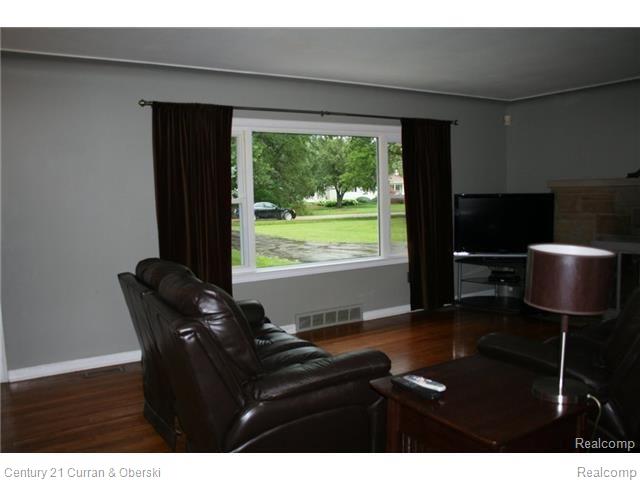 46515 Maben Road Canton, MI 48187 - Photo 4 of 56 LARGE LIVING ROOM