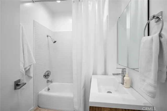 $3,395 | 5435 Yarmouth Avenue, Unit 7, Encino, CA 91316