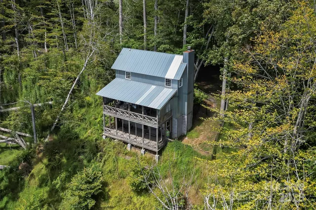 a picture of a wall with a white wall