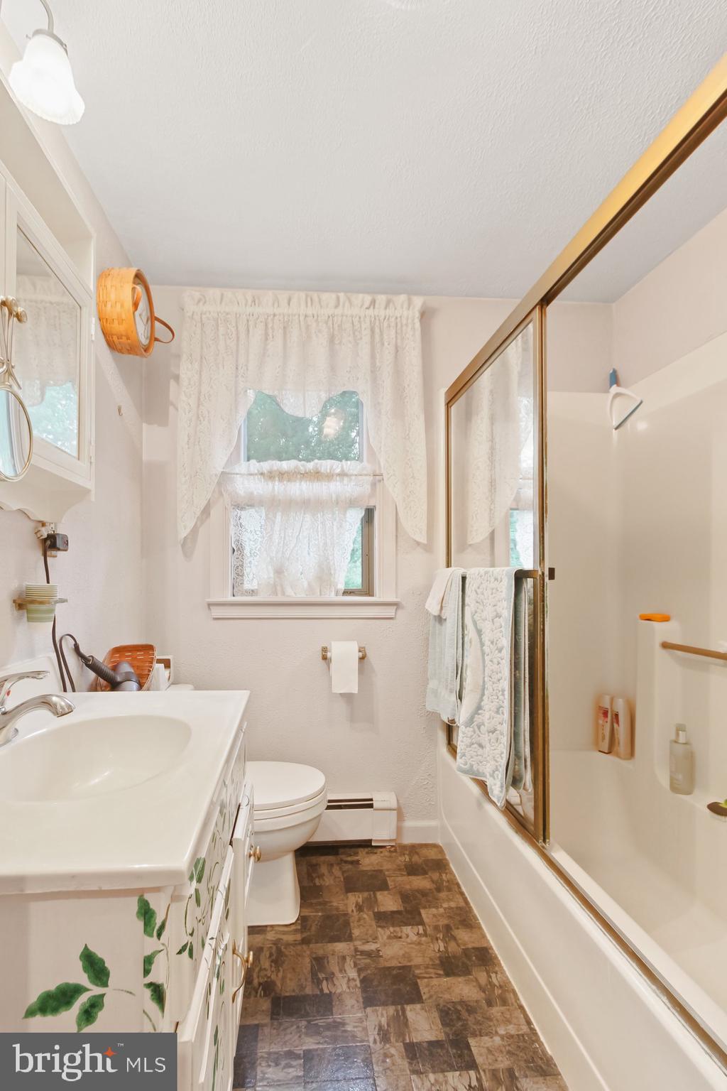 779 Old Commons Road Windsor, PA 17366 - Photo 17 of 28 2d floor bathroom
