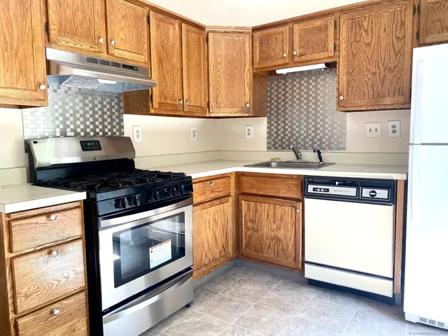 $2,300 | 101 Copper Beech Drive, Unit 101, Rocky Hill, CT 06067