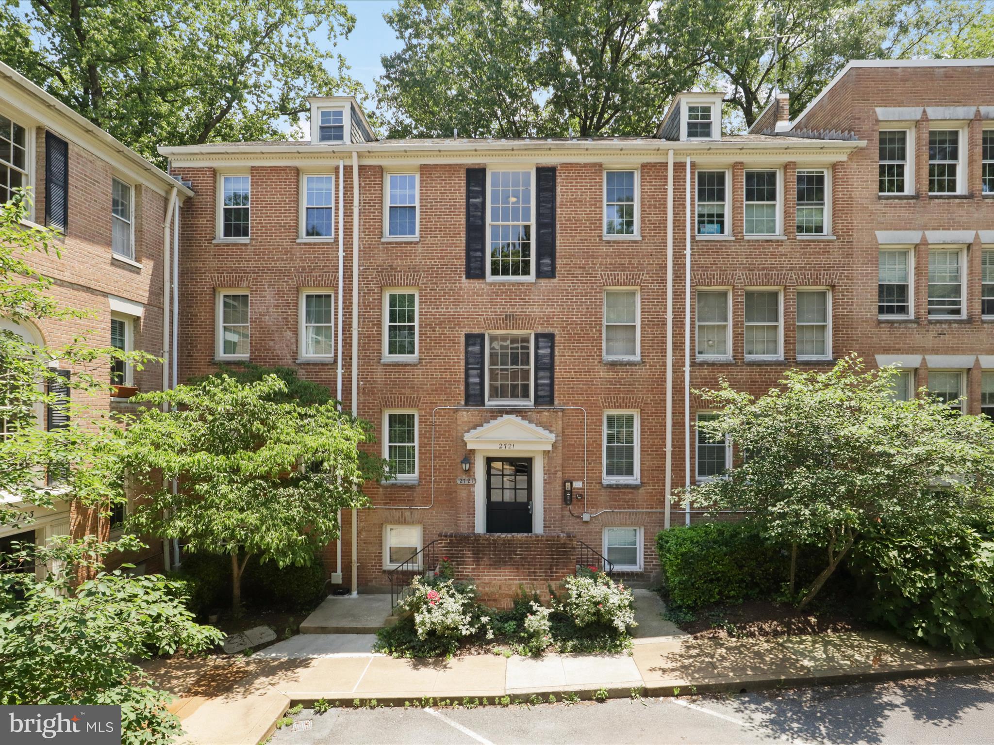2721 Ordway Street Northwest, Unit 5 Washington, DC 20008 - Photo 4 of 39 a front view of a house with yard