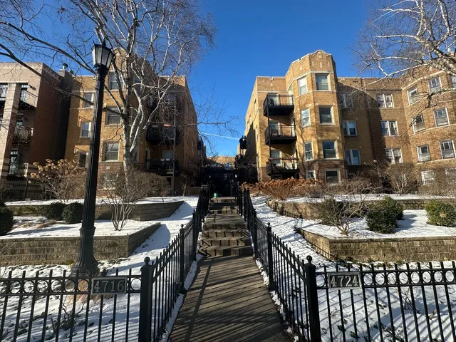 $299,000 | 4718.5 North Beacon Street, Unit 2S, Chicago, IL 60640