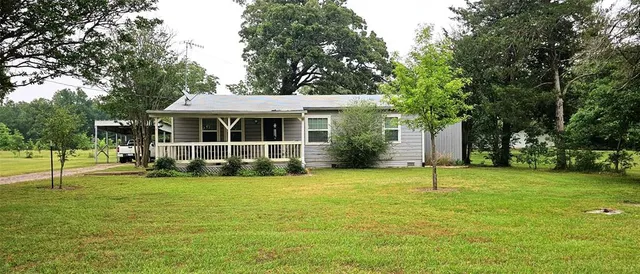 a view of a house with a backyard