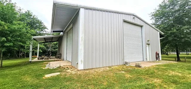 a view of a house with backyard and trees