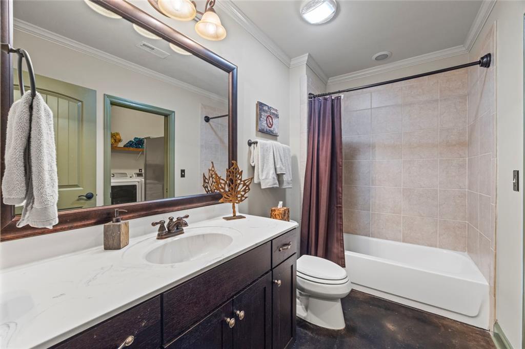 152 Chapman Manor Drive Martin, GA 30557 - Photo 81 of 90 a bathroom with a double vanity sink toilet mirror and bathtub