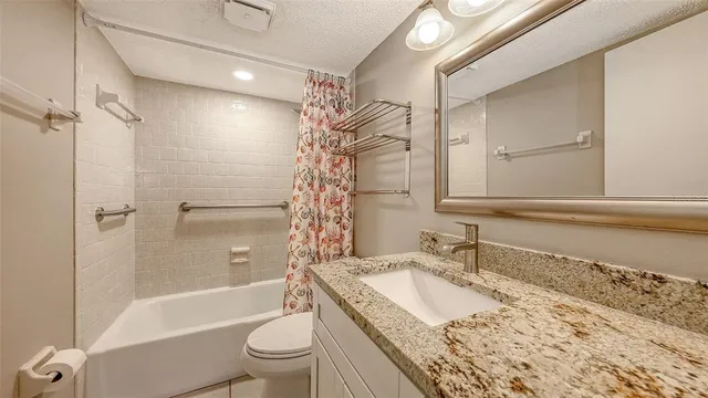 a view of an house with backyard and garden