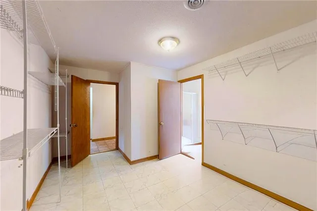 $269,900 | 22535 South 1408th Road, Moundville, MO 64771