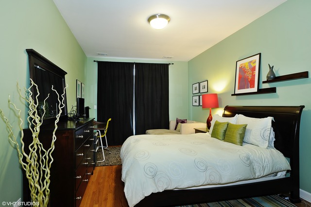 69 East 16th Street, Unit 2 Chicago, IL 60616 - Photo 10 of 16 a bedroom with a bed and a wall painting