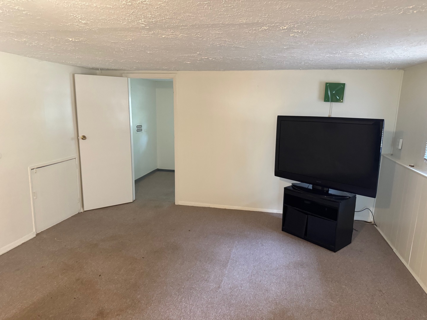 597 Lowden Avenue Glen Ellyn, IL 60137 - Photo 13 of 15 a living room with flat screen tv
