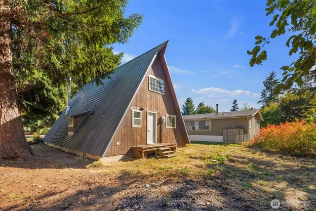 a view of a house with a dry yard