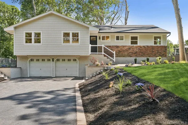 $899,000 | 20 Camelia Place, Hauppauge, NY 11788