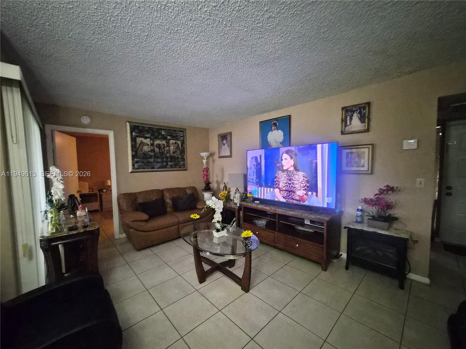 800 Independence Drive, Unit 800F Homestead, FL 33034 - Photo 20 of 26 a living room with furniture
