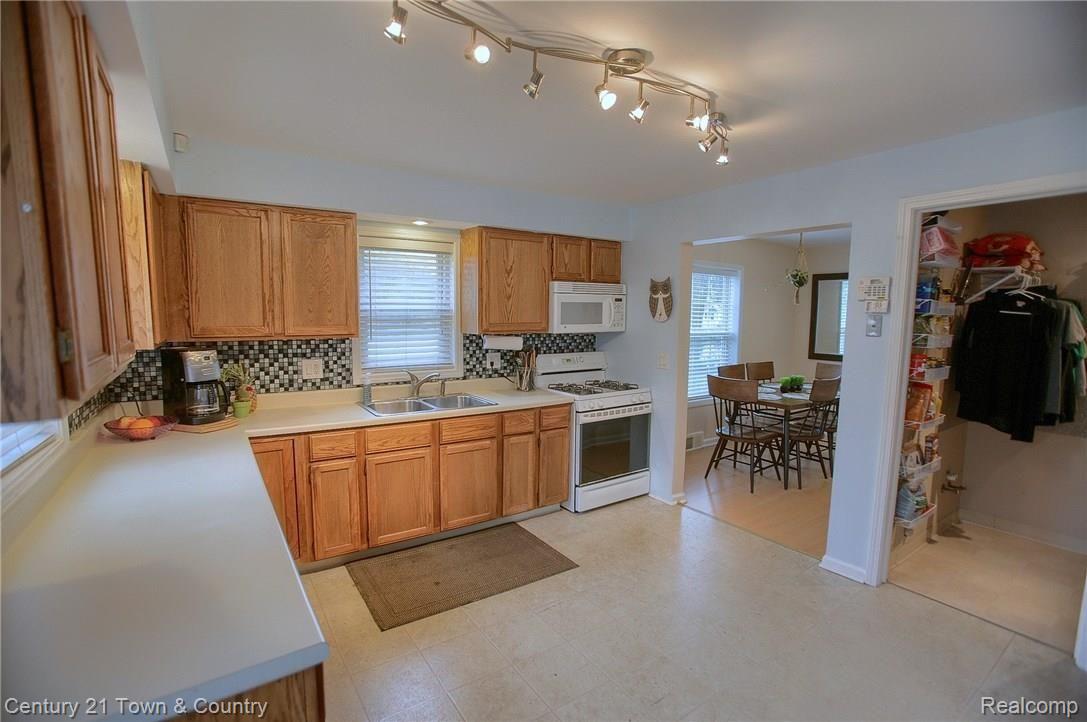 3143 Crooks Road Rochester, MI 48309 - Photo 3 of 23 Kitchen_2nd_View.jpg